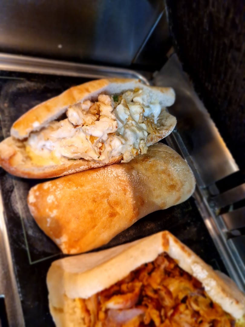 DELUXE SANDWICH · Photos 8